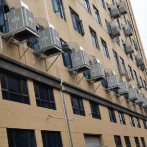 מצנני XIKOO מותקנים לאורך חזית מבנה